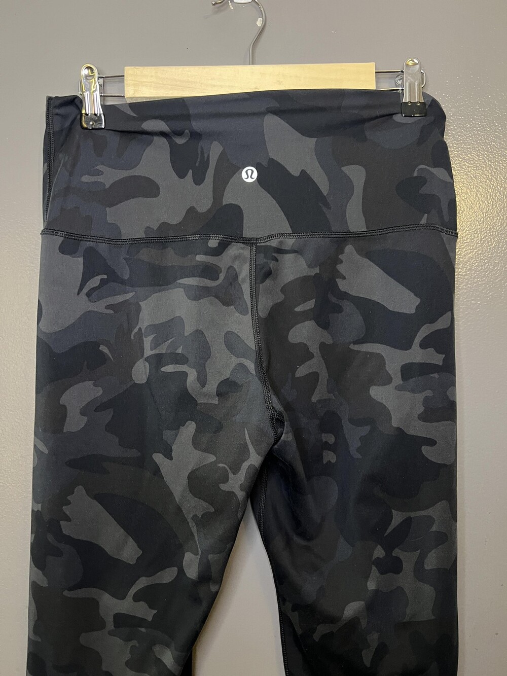 Lululemon Leggings Womens Medium Black Camo High Rise Ankle Yoga Pants Athletic